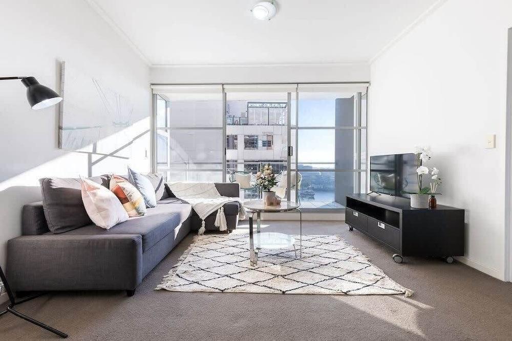 A Comfy 2BR Apt, Amazing View of Darling Harbour - Tap to explore photos