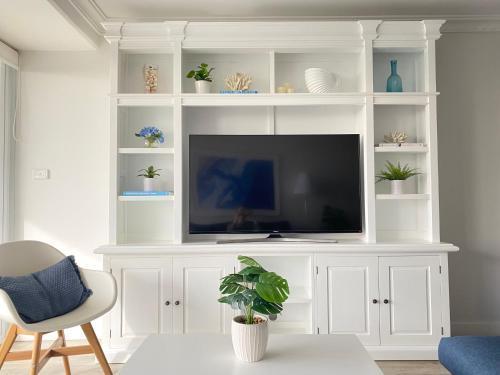 Luxury Manly Beachfront Apartment - Tap to explore photos
