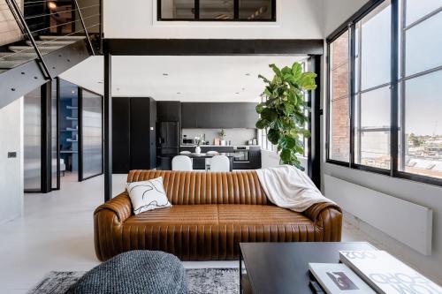 New York Converted Warehouse Apartment in Richmond - Tap to explore photos