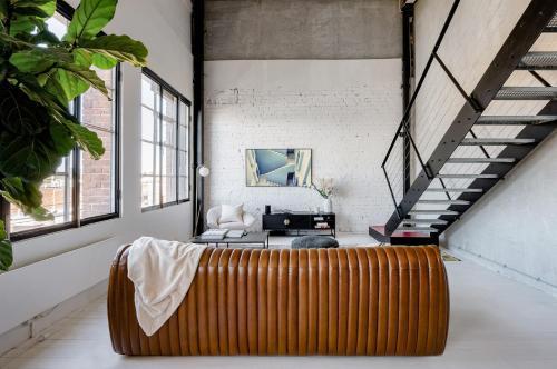 New York Converted Warehouse Apartment in Richmond - Tap to explore photos