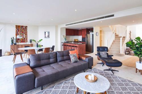 Penthouse Apartment in Melb CBD Perfect Location - Tap to explore photos