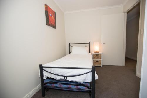 Bentleigh North Sydney Self Catering - Tap to explore photos