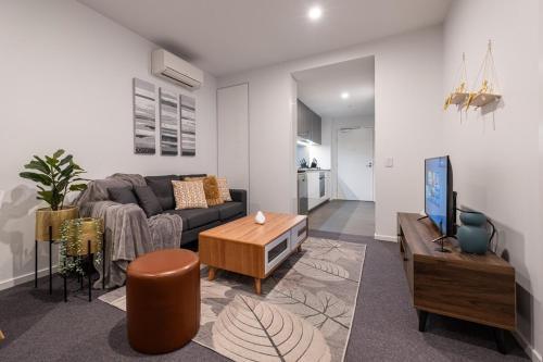 Footscray pool pleasant &Bright 2BR2BA apt - Tap to explore photos