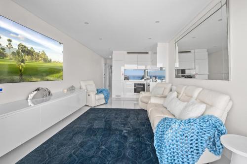 Bondi Beach Waves Beachfront Apartment - Tap to explore photos