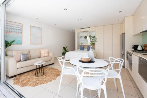 Boutique Terrace Apt in Bondi Beach - Tap to explore photos