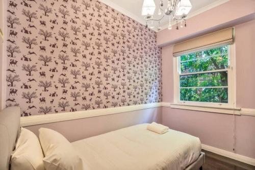 Henrietta's Gem - Close to cafes, shops and more - Tap to explore photos