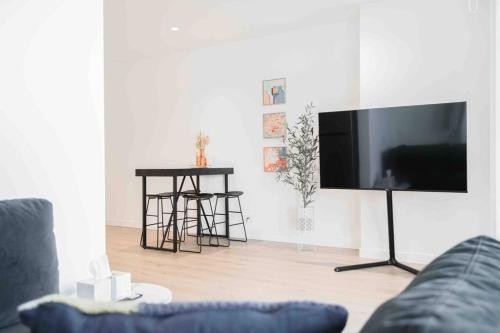 Prestigious 2B apt unreal harbour view #WSP37BB - Tap to explore photos