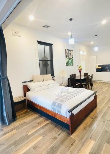 Northcote Spacious studio - Tap to explore photos