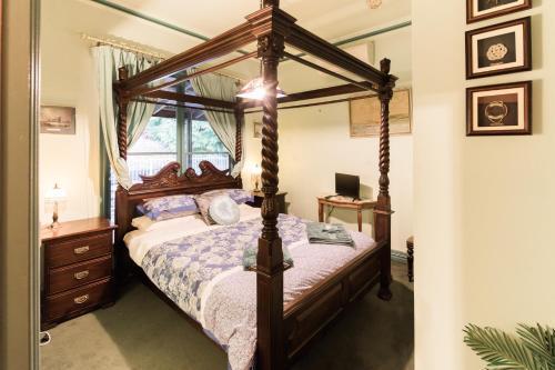 Rustic Refuge Guesthouse Room Type - Deluxe Queen Room