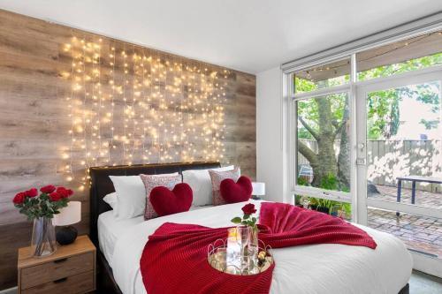 Romantic Retreat with Garden - Tap to explore photos