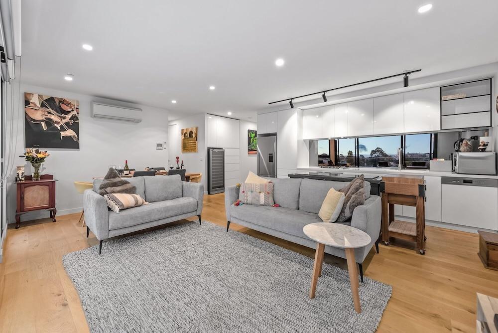 StayCentral - East Brunswick Penthouse with Study - Tap to explore photos