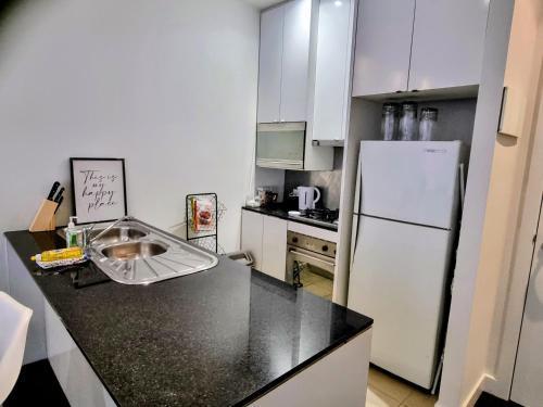 Collins central 2-bd apartment with pre-reserve parking - Tap to explore photos