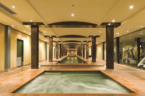 Darling Harbour Studio w Pool Sauna Gym Jacuzzi - Tap to explore photos