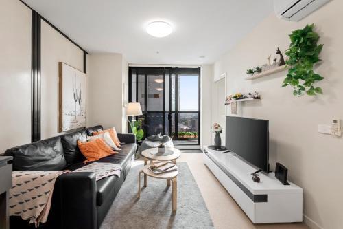 Cozy CBD 2 Bedroom Apartment with car park - Tap to explore photos