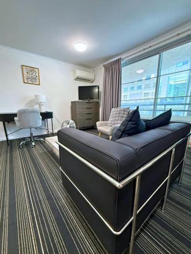 Spacious Studio Apartment in CBD Wi-Fi Included - Tap to explore photos
