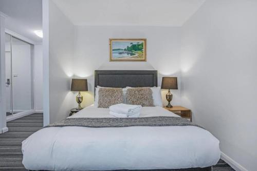 Spacious Studio Apartment in CBD Wi-Fi Included - Tap to explore photos