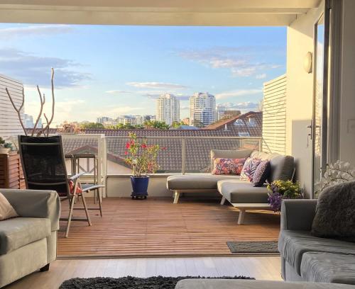 Fab Penthouse near Bondi / Bronte, shops & bars - Tap to explore photos
