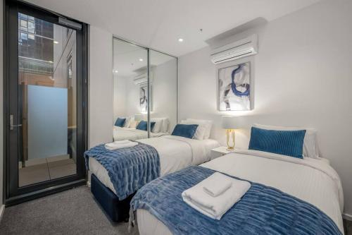 Exclusive Stays - Southbank Podium - Tap to explore photos