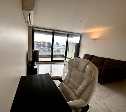 Melbourne city apartment with great skyline views, 1 Bed 1 Sofa-bed, 1 Bath - Tap to explore photos