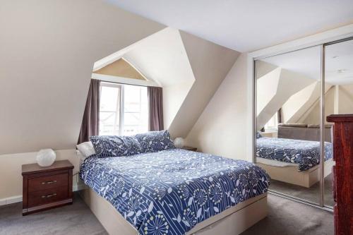 Upstairs Studio Apartment with street access - Tap to explore photos