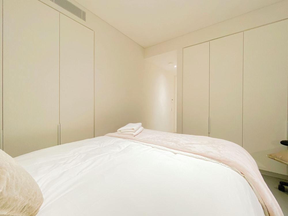 Pyrmont Town House - Tap to explore photos