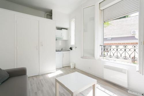 Charming Parisian studio! - Tap to explore photos