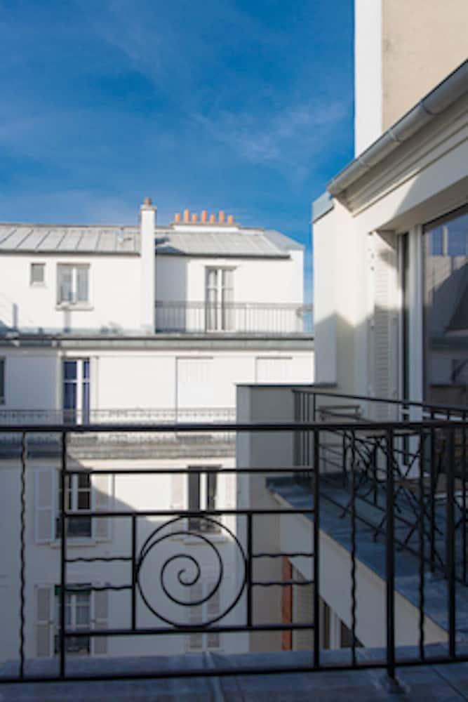 Courcelles Design Duplex - Tap to explore photos