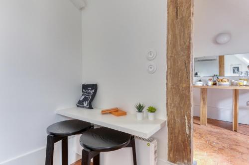 Studio Cocoon with View in the Heart of Paris 09 - Tap to explore photos