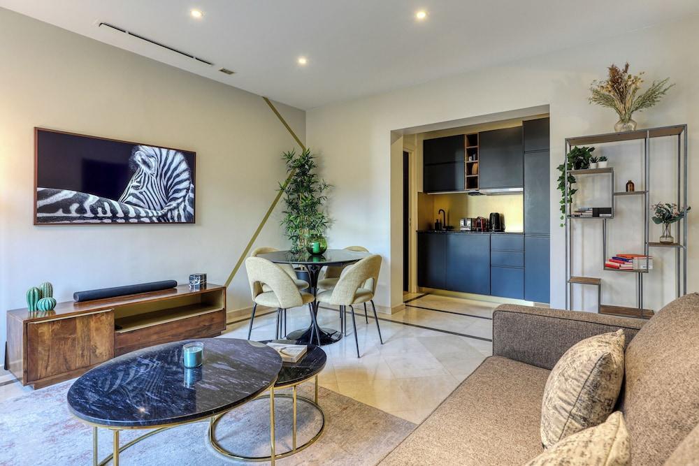 MONTAIGNE EXECUTIVE SUITE - Tap to explore photos