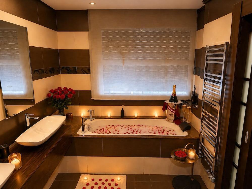 MONTAIGNE EXECUTIVE SUITE Room Type - Junior Suite, 1 Queen Bed with Sofa bed, Kitchen, Courtyard View