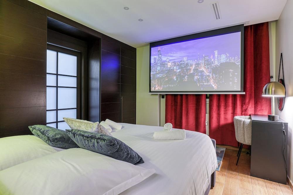 MONTAIGNE EXECUTIVE SUITE Room Type - Junior Suite, 1 Queen Bed with Sofa bed, Kitchen, Courtyard View
