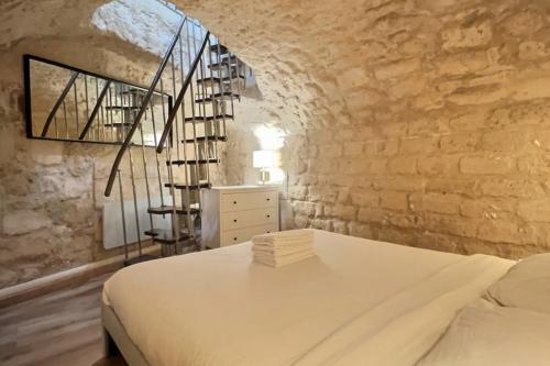 A unique duplex in the heart of Montorgueil - Tap to explore photos