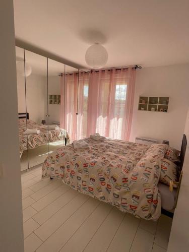 Charmant appartement duplex à 5min de Disney. - Tap to explore photos