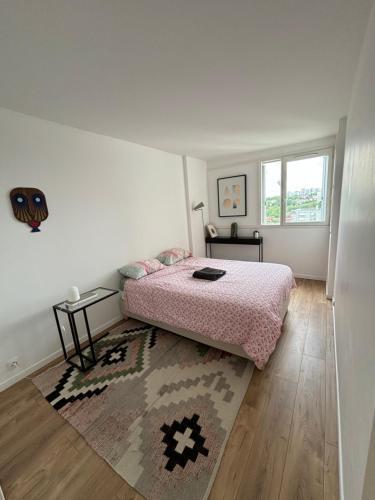 Appartement 3 pièces avec parking couvert gratuit.