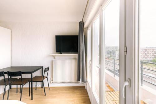 Marvellous Studio Paris 14 - Tap to explore photos