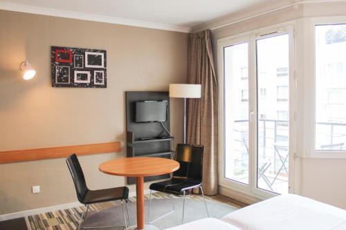 Bright studio apartment with parking and balcony - Tap to explore photos