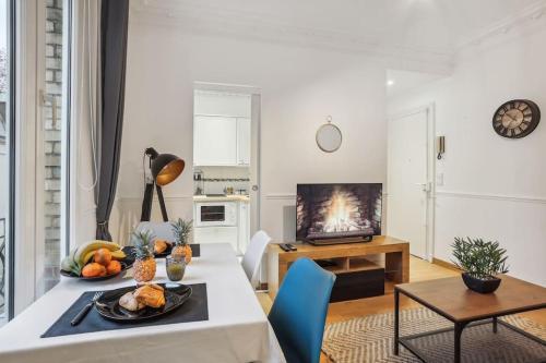 Modern flat in Paris - Heart of XVIème Room Type - One-Bedroom Apartment