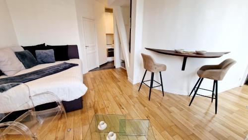 Innocenti - Tap to explore photos