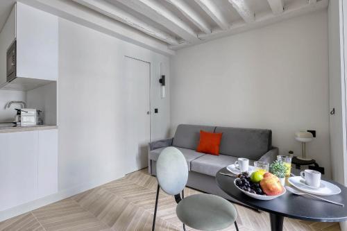 New and Designed Studio well Equipped - Heart of Paris 2 - Tap to explore photos