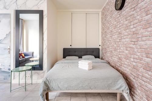 Chic 16th Arr Studio King Bed Private Mews Access - Tap to explore photos