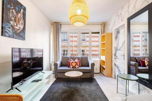 Chic 16th Arr Studio King Bed Private Mews Access - Tap to explore photos