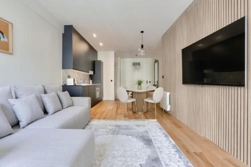 Beautiful 2BR in City Center of Paris - Tap to explore photos