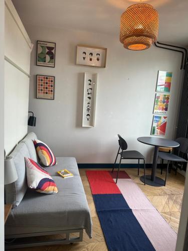 Studio vue Paris - Quartier Canal Saint-Martin - Tap to explore photos