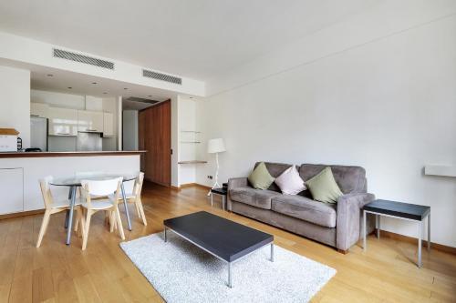 Pick A Flat's Apartment in Champs Elysées - Avenue Franklin Delano Roosevelt - Tap to explore photos