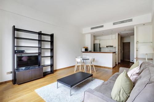 Pick A Flat's Apartment in Champs Elysées - Avenue Franklin Delano Roosevelt - Tap to explore photos
