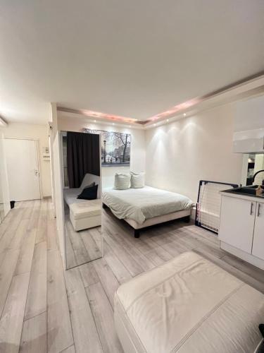 Apartment Like HOME with AC, Arc de Triomphe, Champs Élysées, Tour Eiffel - Tap to explore photos