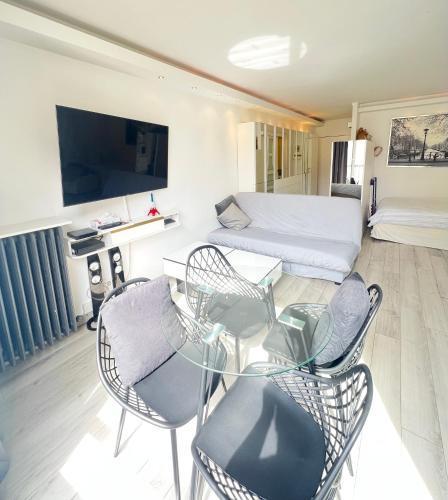 Apartment Like HOME with AC, Arc de Triomphe, Champs Élysées, Tour Eiffel Room Type - Studio Apartment with Balcony