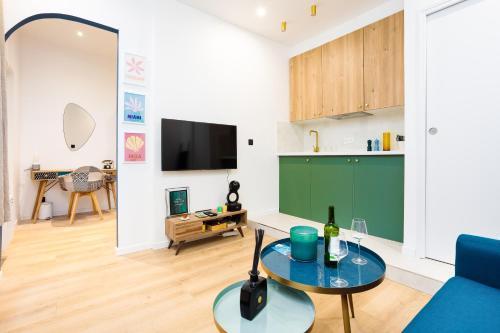 Andy Home - Cosy studio near the Eiffel Tour - Tap to explore photos