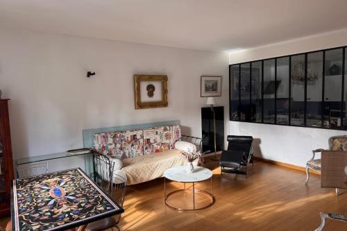 Spacious cocoon in the Marais - Tap to explore photos