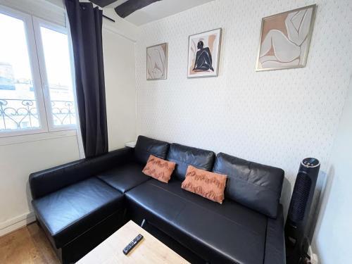 164 - Charming Studio in Center of Paris - Tap to explore photos